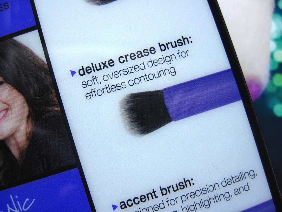 Real-Techniques-Deluxe-Crease-Brush-8