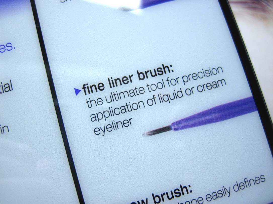 Real-Techniques-Fine-Liner-Brush-16